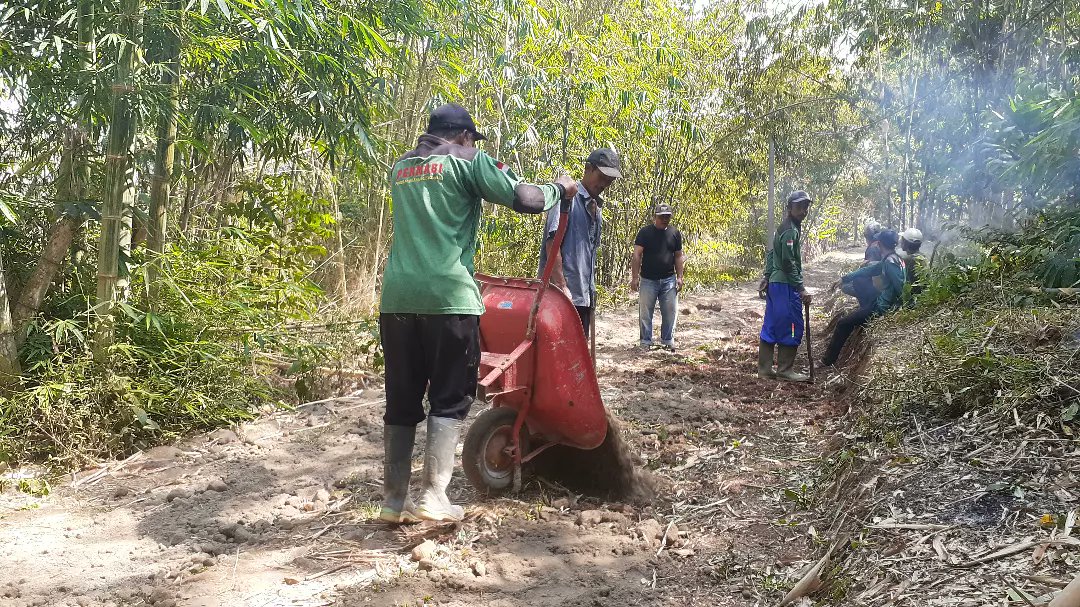 #Update_Khidmat PERMABI
Minggu, 6 Agustus 2023
Bersama masyarakat melakukan kegiatan khidmat pengangkutan material Pasir dan Batu untuk pengurugan jalan Kp. Cisunia - Kp. Sukaresmi Desa Cibunar Kec. Malangbong-Garut.
#khidmatkepadamasyarakat 
#gotongroyong
instagram.com/p/Cvphy0oppHG/…