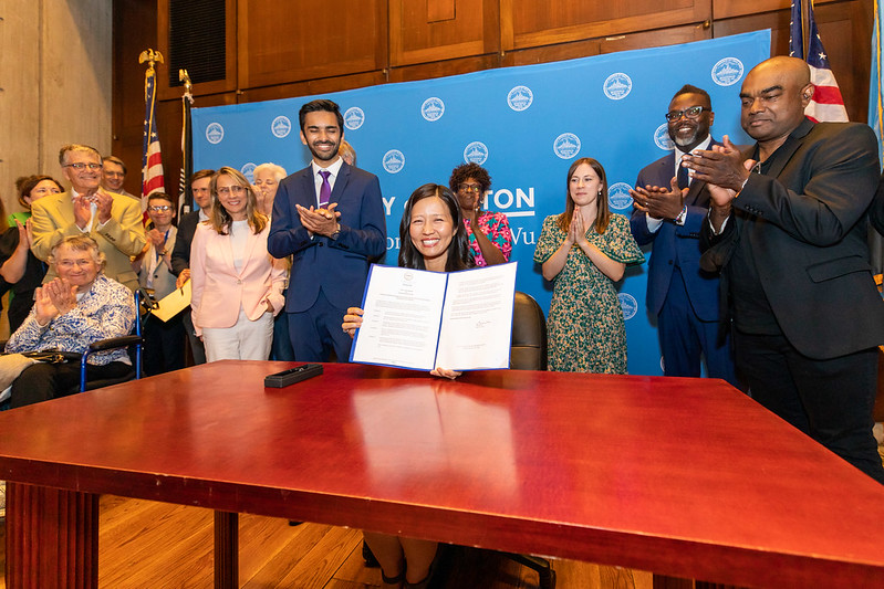 Last week <a href="/MayorWu/">Mayor Michelle Wu 吳弭</a> signed an Executive Order (EO) that requires new municipal buildings and major renovations to operate without fossil fuels, reducing emissions from Boston’s building sector.

Learn more boston.gov/news/mayor-mic…