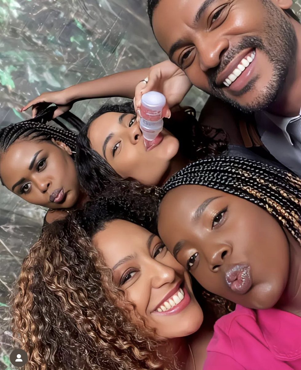 updatecultura's tweet photo. Com 80% do elenco negro, “Vai na Fé” se consagra como a novela das 19h com o maior faturamento da HISTÓRIA da Globo. https://t.co/NxOyj1O6rN
