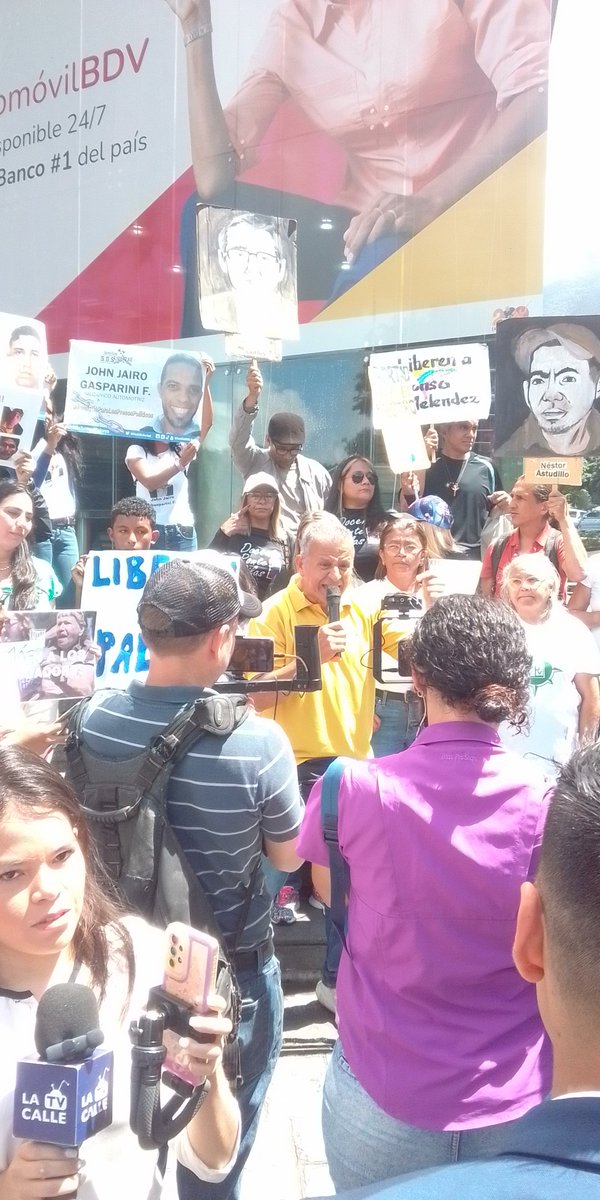 Coalicion_ddhh's tweet photo. Así se desarrolla la protesta en rechazo a la injusta condena contra los 6 sindicalistas venezolanos.
#CondenaInjusta
#LiberenALosLuchadores
#LiberenALosPresosPoliticos
#DerechosHumanos
#Venezuela 🇻🇪 https://t.co/DE31unWoJ2