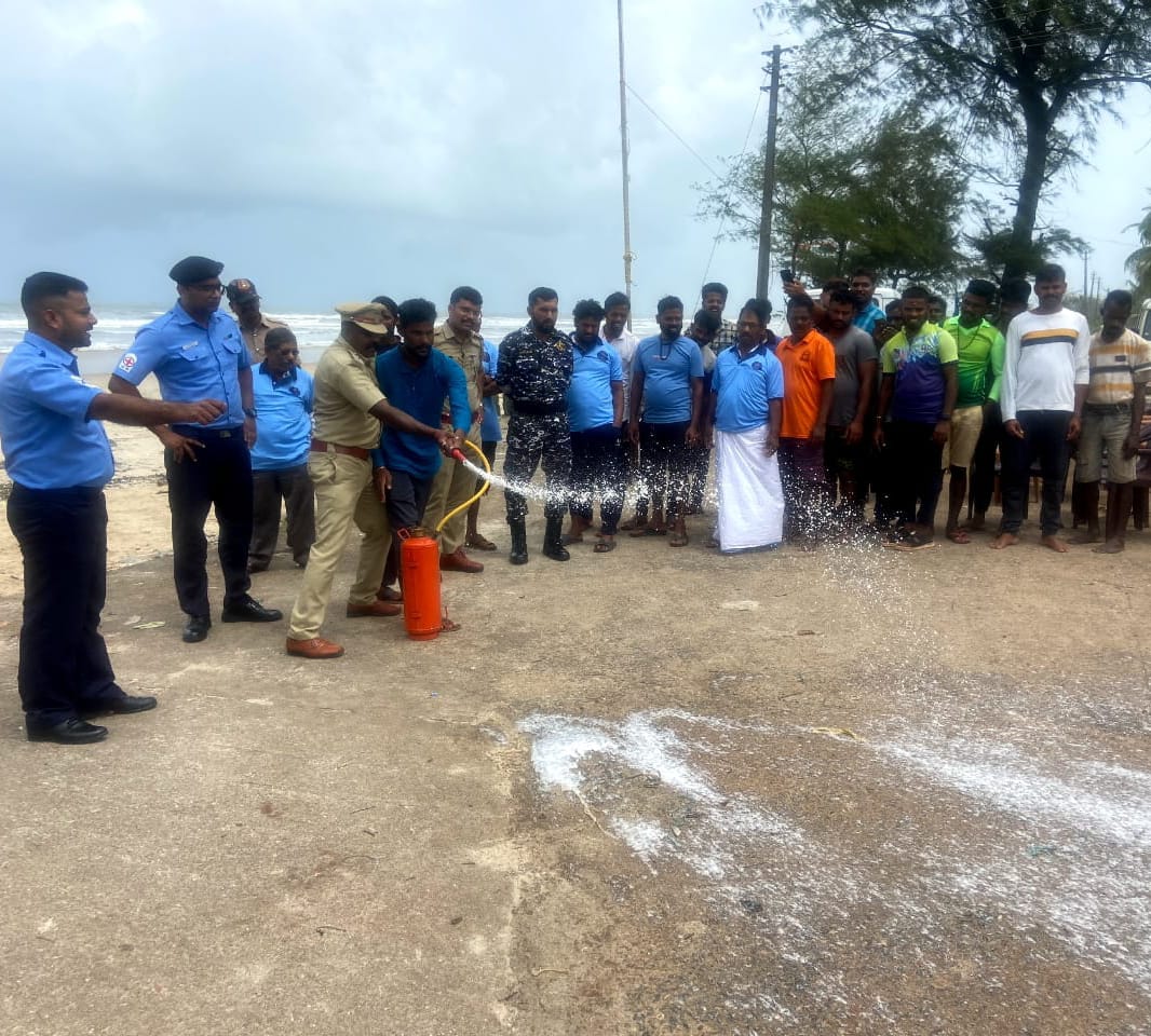 IN_KTKNA's tweet photo. #Coastal_Community
#IndianNavy
Various aspects pertaining to enhancing India's #MaritimeSecurity,  #BasicFireFighting and #FirstAid were imparted in presence of officials from #Karnataka #CivilPolice.(n/n) https://t.co/GcpCU3fSrM