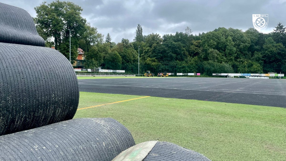 scheiligenstadt's tweet photo. "🚧 Baustellenupdate 🚧:
Die Kunstrasensanierung im Gesundbrunnen schreitet unaufhaltsam voran! 🏟️💪
👉 https://t.co/mTQsDOhlo4
#sch #sc1911heiligenstadt #heiligenstadt #eichsfeld #eichsfeld #thüringen #fussball #Gesundbrunnen #Baustellenupdate #Fußballl https://t.co/SvR1jcidba