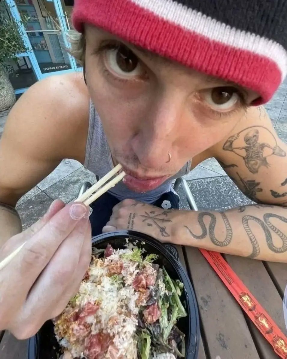 eyer2ww's tweet photo. A primeira FT skksksksk https://t.co/UKXXBLyeQc