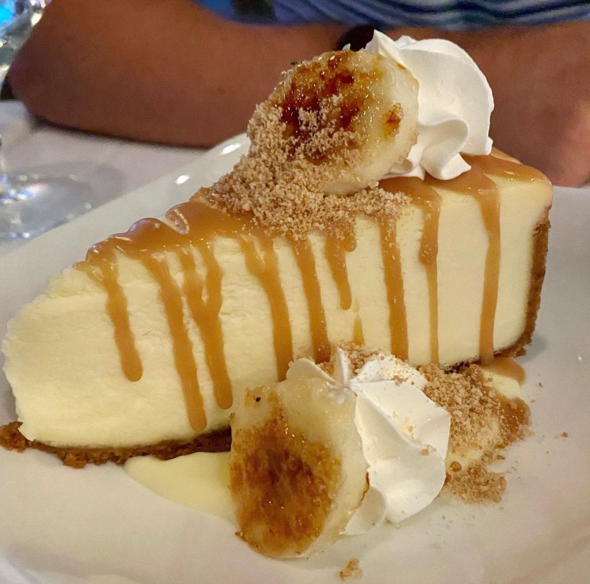 surfingdeer_'s tweet photo. We PROMISE ~ this ain't "just another dessert"...🍌 🍰 It's our famous Banana Pudding Cheesecake! 🤤 #DoYourselfAFavor

📸: @cookingkatielady
.
.
.
#SurfingDeer #FabulousFood  #ColorfulStories #seagrovebeach #30a https://t.co/5SFIjxrHE1