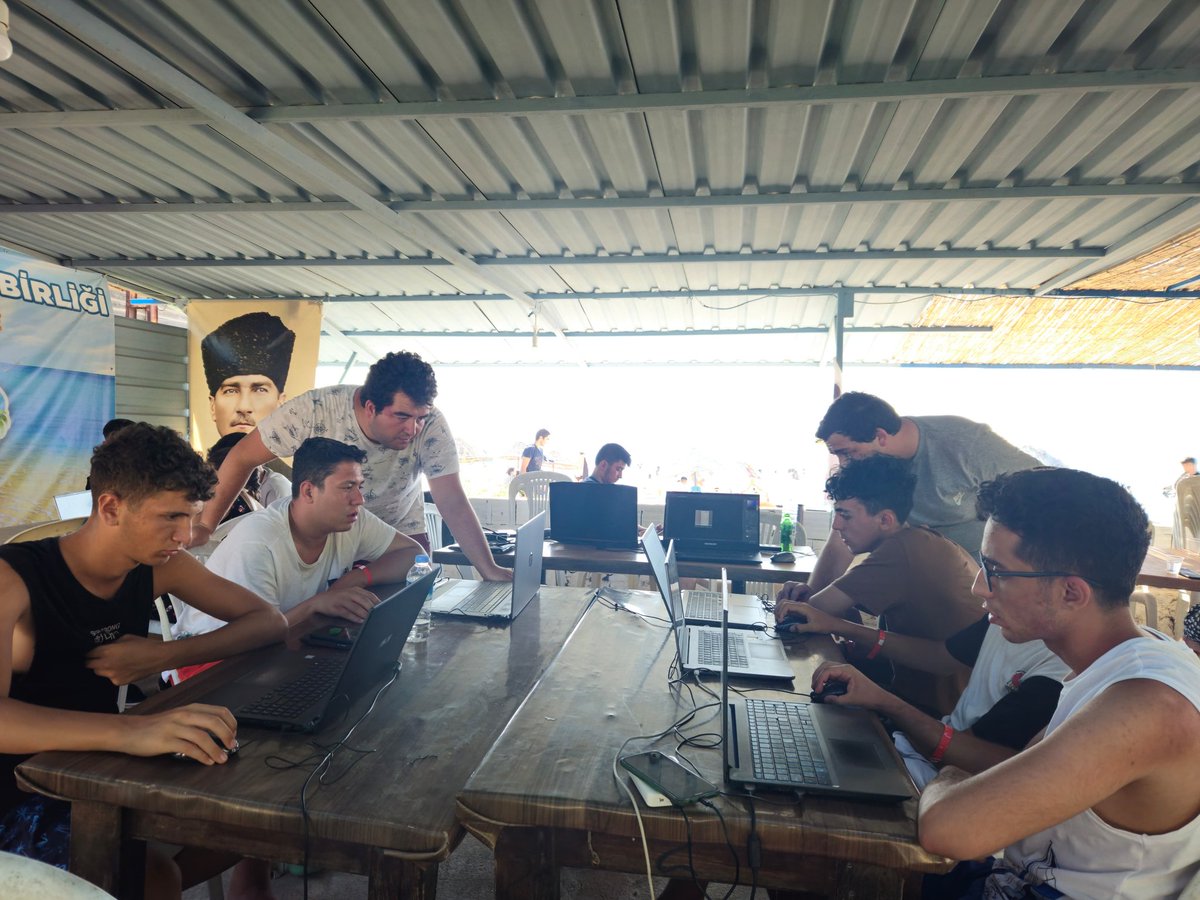 Kampın ilk gününde atölye çalışmalarımızı tamamladık. 🎦

Eğlenerek öğrenmenin tadına doyasıya vardık. İlk günden epey yol aldık. 🛻