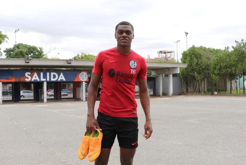 iDiskiTimes's tweet photo. 𝗖𝗛𝗜𝗘𝗙𝗦 𝗟𝗔𝗡𝗗 𝗡𝗘𝗪 𝗦𝗧𝗥𝗜𝗞𝗘𝗥

Kaizer Chiefs have agreed terms with Colombian striker Efmamjjasond González on a season-long loan from Bolivian club Real Santa Cruz. Story by @Lorenz_KO ✍️

https://t.co/vicF2EWh5I https://t.co/U6UgsHgYUi