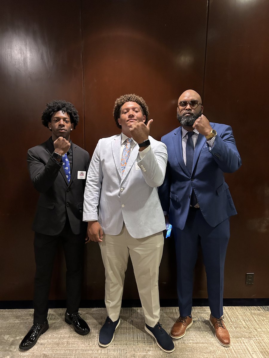 CoachReid99's tweet photo. @CorkyKell luncheon w/the guysโผ๏ธ
@Dan1James_ @McclendonParker
Excited to be a part of this event next week in Mercedes Benz Stadium ๐๏ธ
Canโt wait to get back on the grass and compete ๐ช๐พ
#ExquisiteDrip | #MrPutItOn | #Tribe https://t.co/GNCq2enMW2