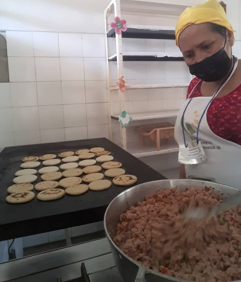 cnaecarabobo's tweet photo. #7Ago • Así la Sra Carmen Reyes Cocinera de la Patria prepara los Alimentos para atender a l@s Niñ@s del CEI Francisco de Miranda de #SanDiego con el Plan #EscuelasAbiertas2023 🇻🇪👩🏼‍🍳🔟💜

@_LaAvanzadora @pedrodiazg59 @NorelysABolivar @rafaellacava10

#PuebloVamosConTodo https://t.co/GO3Jycz4o6