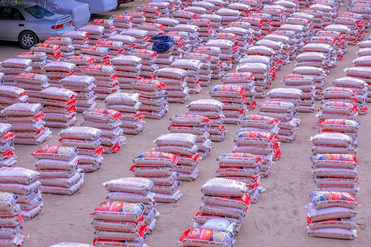 alinmama1996's tweet photo. Fuel Subsidy: Zulum shares food to 2,000 households in Mafoni

.. Says Tinubu gave Borno 3,000 bags of rice

@GovBorno, @ProfZulum, on Monday, supervised the distribution of food palliative to over 2,000 households in Mafoni ward of Maiduguri.
https://t.co/RlA0asIT35 https://t.co/MJcXYxMIB4