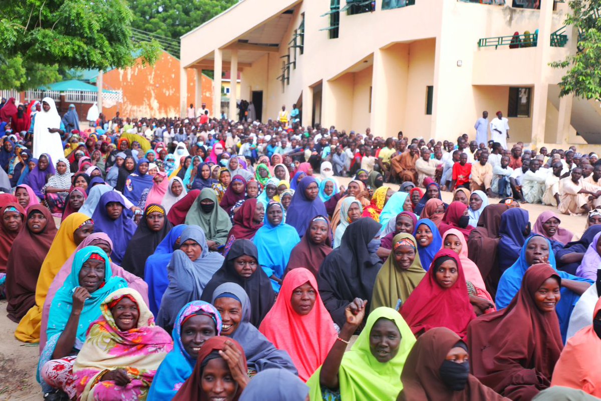 alinmama1996's tweet photo. Fuel Subsidy: Zulum shares food to 2,000 households in Mafoni

.. Says Tinubu gave Borno 3,000 bags of rice

@GovBorno, @ProfZulum, on Monday, supervised the distribution of food palliative to over 2,000 households in Mafoni ward of Maiduguri.
https://t.co/RlA0asIT35 https://t.co/MJcXYxMIB4