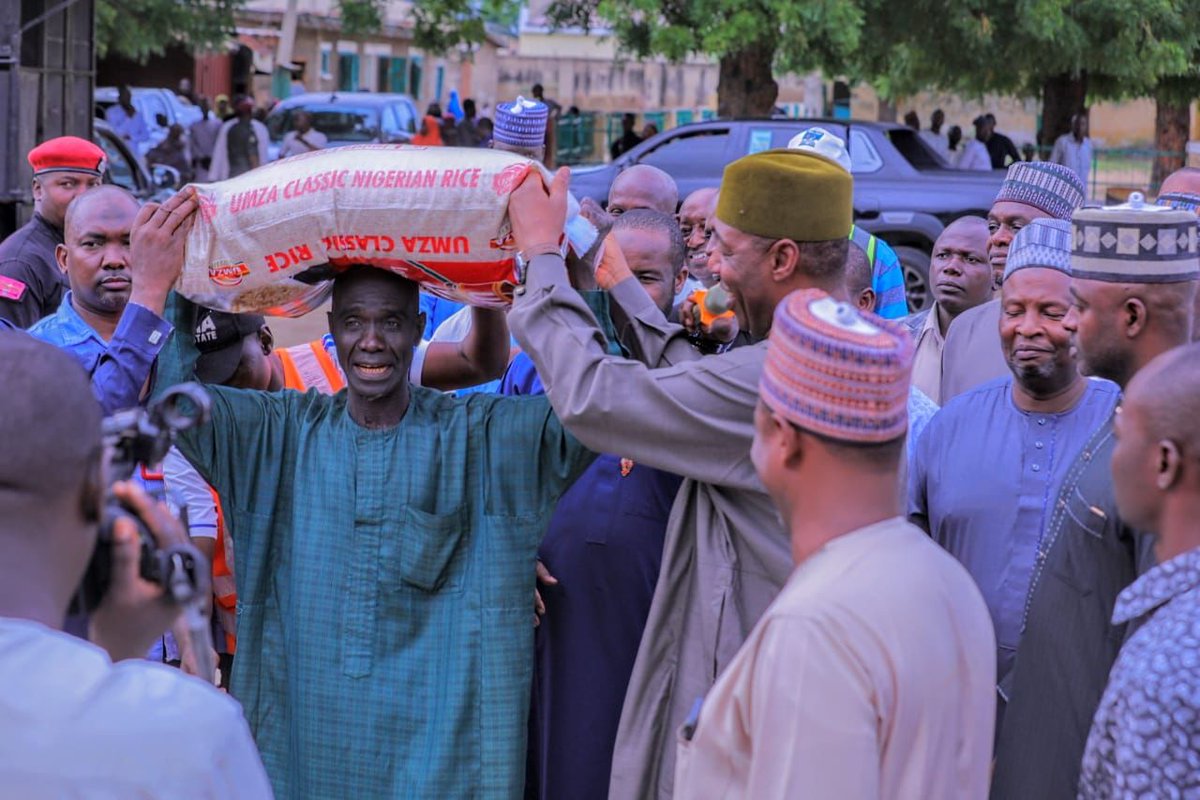 alinmama1996's tweet photo. Fuel Subsidy: Zulum shares food to 2,000 households in Mafoni

.. Says Tinubu gave Borno 3,000 bags of rice

@GovBorno, @ProfZulum, on Monday, supervised the distribution of food palliative to over 2,000 households in Mafoni ward of Maiduguri.
https://t.co/RlA0asIT35 https://t.co/MJcXYxMIB4