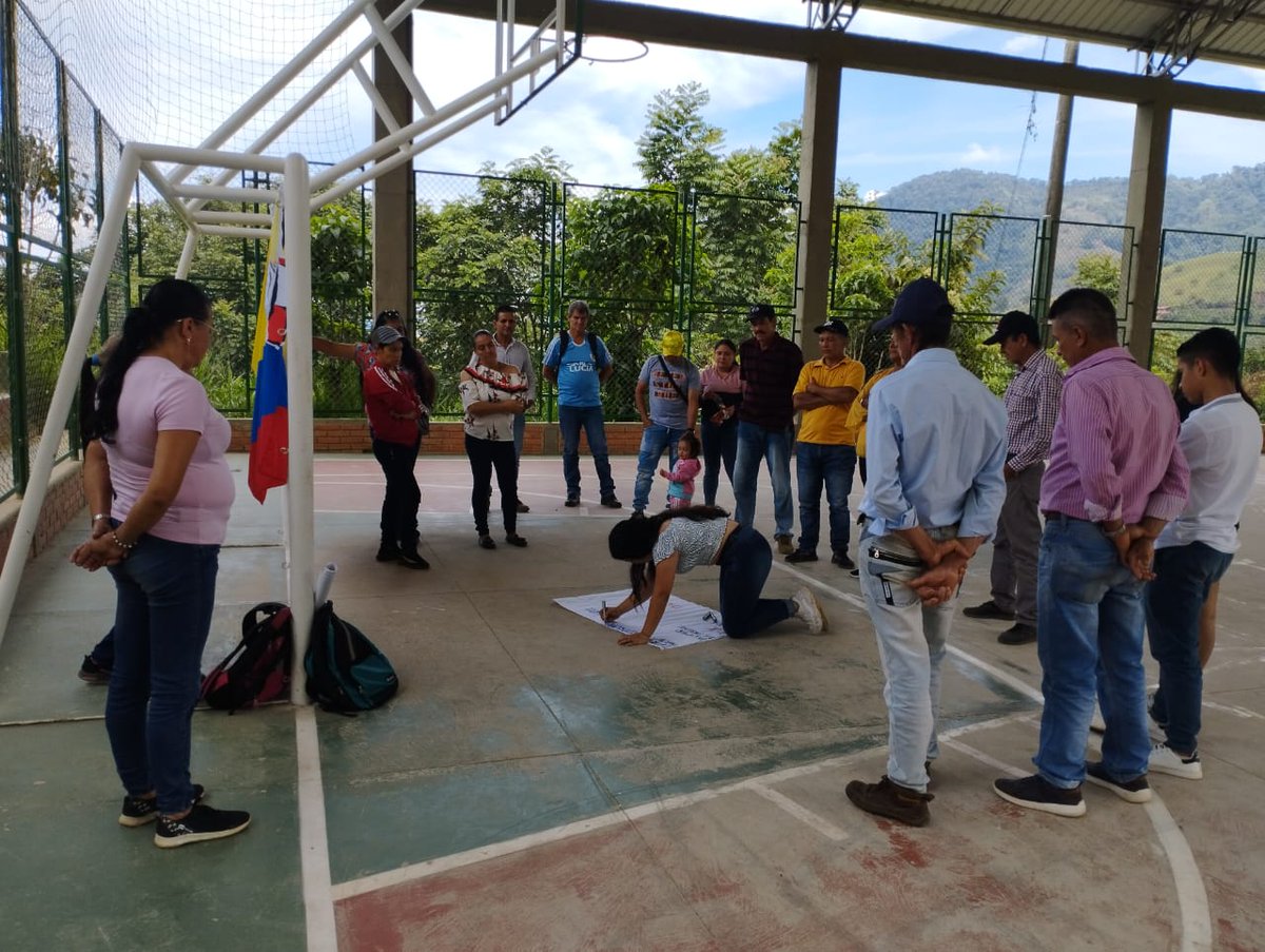 Desde Matanza (Santander), CODECAN, Franciscanos y Comité Ambiental realizaron una Asamblea de apoyo porque #AvanzaLaPazTotal El tema principal fue deslegitimar los medios de comunicación masivos, por la manera tan agresiva como se han referido a la política de paz total.