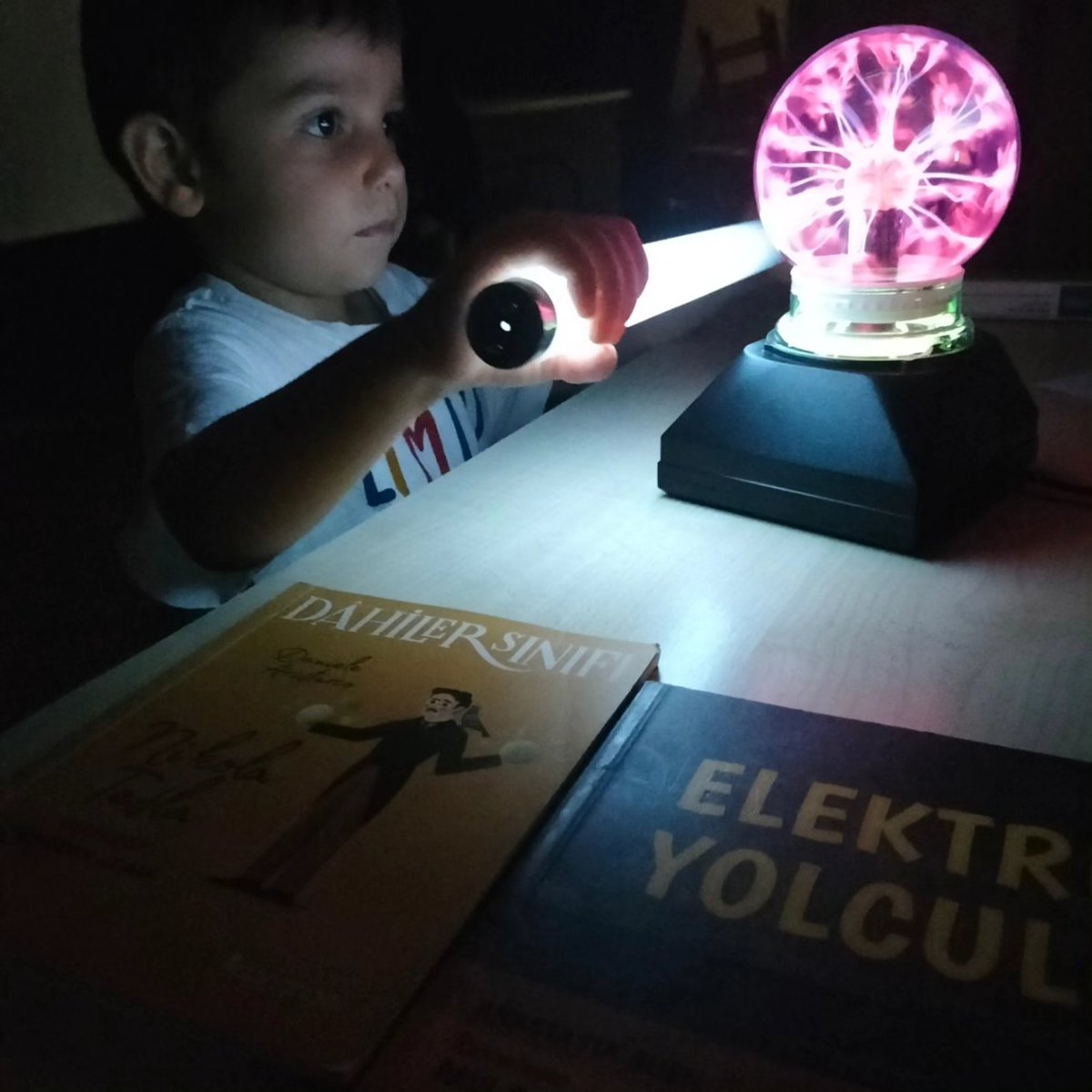 tekeliogluihk's tweet photo. Kütüphanemizde bugün KÜYAP'23YAZ etkinlikleri kapsamında "Elimle Işık Yakıyorum: Tesla Bobini" deneyi gerçekleştirilmiştir. Atölye katılımcılarına teşekkür ederiz.

#KütüphanedeHayatVar 
#Kütüphaneİyileştirir 
#100Yılda100000Etkinlik 
#MünevverÖrenAtölyesi 
#KÜYAP2023YAZ https://t.co/X418Jts51C