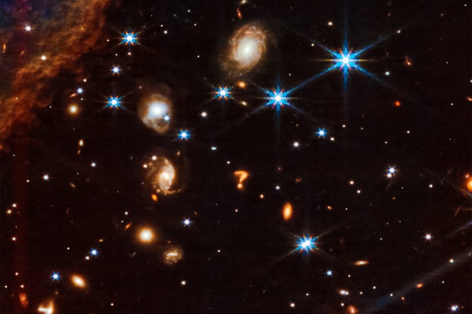 vaiencechannel's tweet photo. NASAのジェイムズ・ウェッブ宇宙望遠鏡が撮影した新画像の中に『クエスチョンマーク』のような天体が発見される。

この天体は、あなた達人類が住む天の川銀河の遥か遠くに存在するという。 https://t.co/nGh6zE9Shq