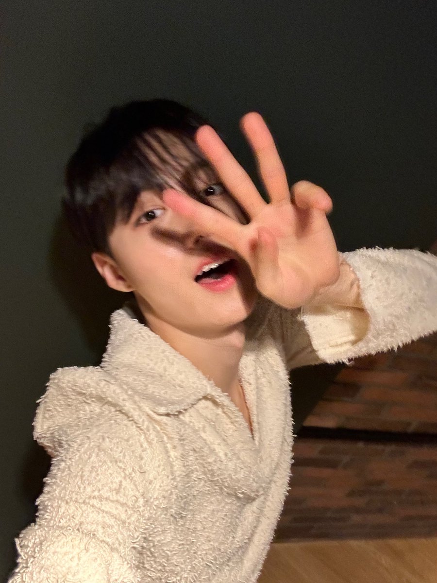 teuverse_id's tweet photo. [TRANS] 🐰
070823

Makasih banyak udah ngerayain anniversary kita yang ke-3. Selama 3 tahun belakangan, Treasure Maker udah ngasih banyak dukungan sekaligus pujian, dan kadang teguran juga persis kayak Papa Mama deh pokoknya.

-c-
@treasuremembers https://t.co/9weNyV61VU