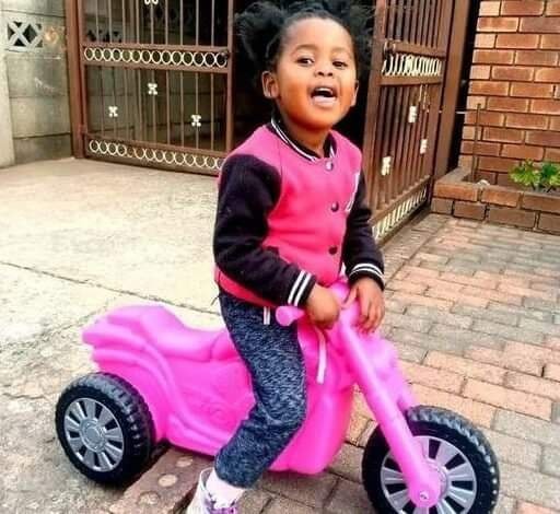 ATGNewsnetwork's tweet photo. Ntokozo Zikhali accused of killing 4-year-old Bokgabo Poo has been found not guilty despite him confessing to kidnapping Poo, however denied having any connection to her murder. NPA says, there is not enough evidence to find him guilty of murder. #SenzoMeyiwa #TaxiStrike Arrest https://t.co/NsIsEZe98R