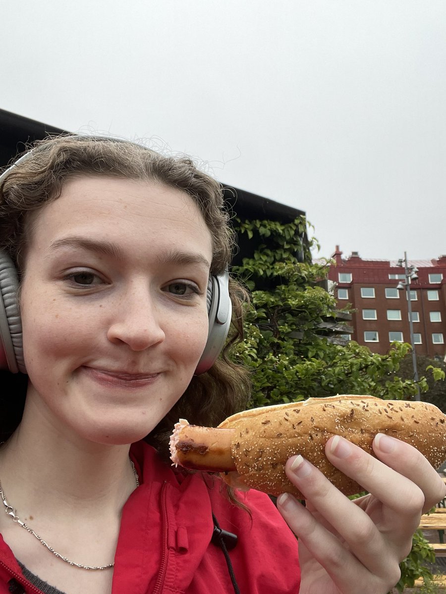 Åt årets trettioåttonde korv med bröd. Odins Parkgrill, med Hans samt Klara-Lovisa i telefon