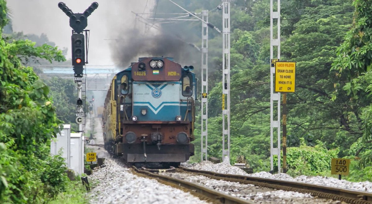 dkdistrictrail's tweet photo. KRISHNARAJA!💥🔥
KJM alco which is rarely seen in Mangaluru-Hassan railway line was spotted yesterday in this line!
KJM #WDM3A 14026 leading Tr No. 07377 BJP-MAJN Exp Spl spotted after departing Kabaka Puttur!
Pc: @Pavan38912
@SWRRLY @GMSRailway @Ananth_IRAS @DRMPalghat @drmubl https://t.co/qLiQERfkaq