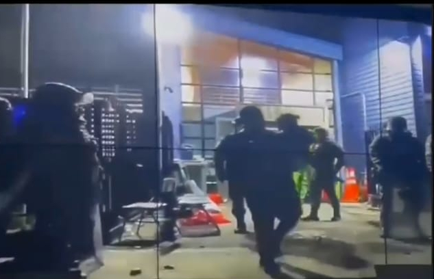 ElCollipullense's tweet photo. #Carabineros desalojó Municipalidad de #Ercilla esta mañana https://t.co/OYXuOC1MaR https://t.co/5VUUDaxgfq