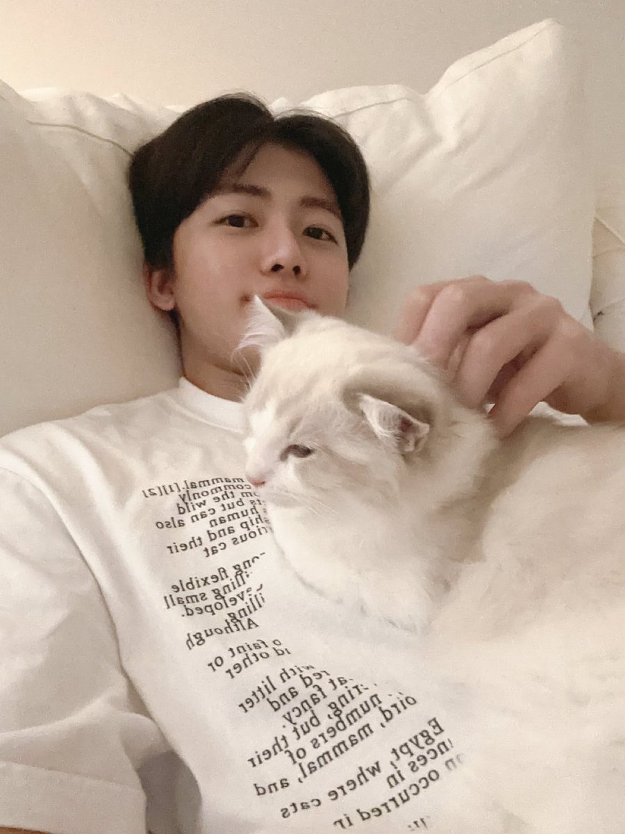 ที่แจมินบอกว่าลูซี่ชอบนอนบนอกป่ะป๊า มันเป็นอย่างงี้สิน้อ เพิ่งเห็นภาพชัดๆ🥺 (แต่ในรูปใช่ลูซี่มั้ย)