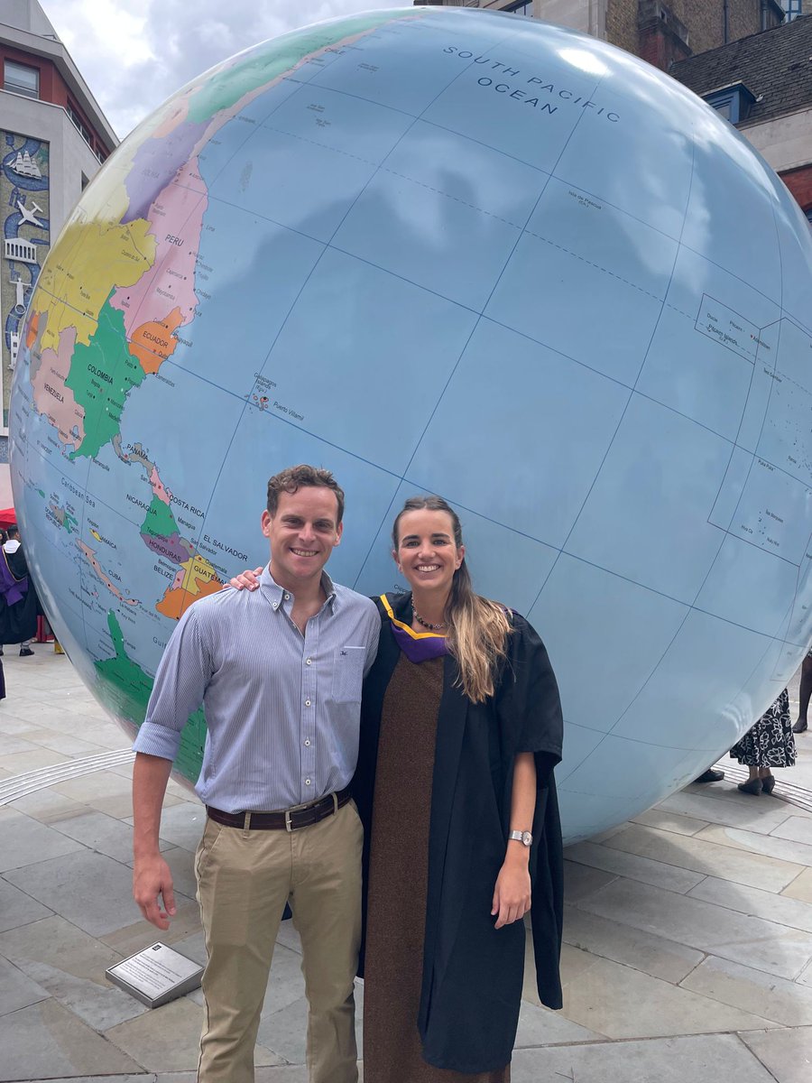 JuanDubra1's tweet photo. Felicitaciones Josefina! (@Joserod_98 ) y también a Rodrigo (@Rodrigo_Areal94). 
Josefina se graduó con distinción (percentil 94% de notas, y mejor nota de tesis 😍) en la maestría en London School of Economics.
Foto del día de la graduación. https://t.co/hm4VRebEs9