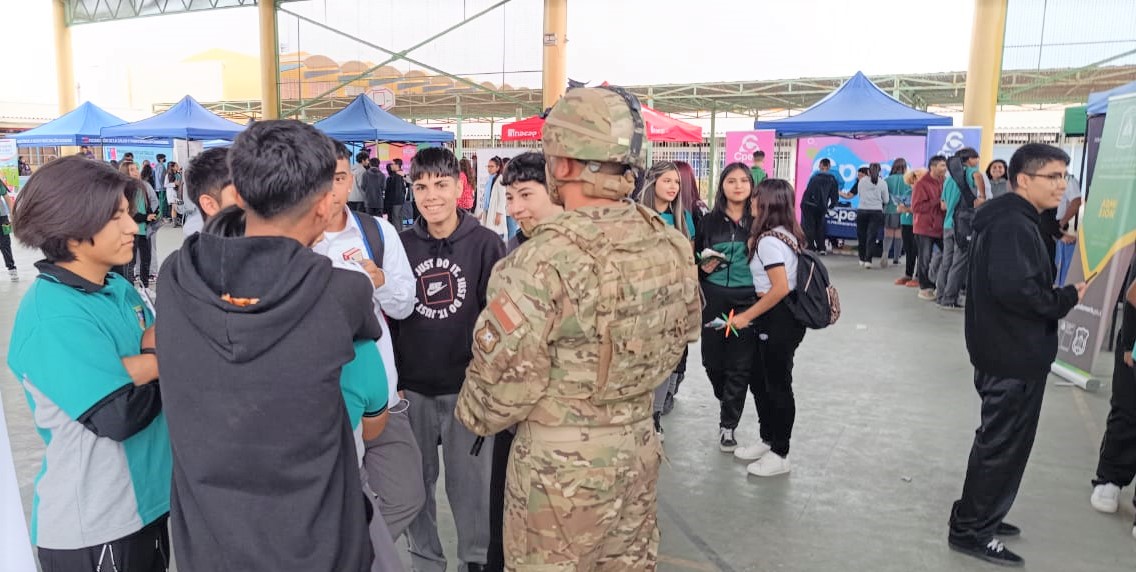 VIDE_CL_Oficial's tweet photo. Con el propósito de #orientar a los #jóvenes en la elección de un #FuturoAcadémico y/o #profesional, efectivos de la Brig. Motorizada N°4 #Rancagua, perteneciente a nuestra VI División de #Ejército, participaron de feria vocacional organizada por el Colegio Centenario de #Arica. https://t.co/RRqZxdDbrE