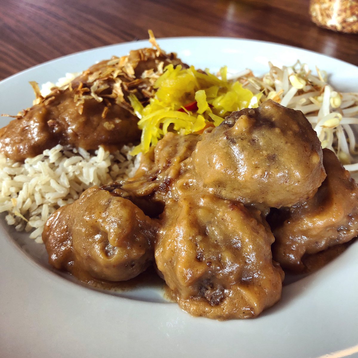 CoachSander's tweet photo. Experiment om volgende week voor mijn vader in de USA te maken:
Gehaktballetjes met nasi kruiden en saté saus… 😁

#myview #eten #nasi #nasikruiden #gehaktballetjes #satesaus #pindasaus #rijst
#homemade by #P #jammie040 https://t.co/OSwYBtcQQ2 https://t.co/uJBHmZvj5j