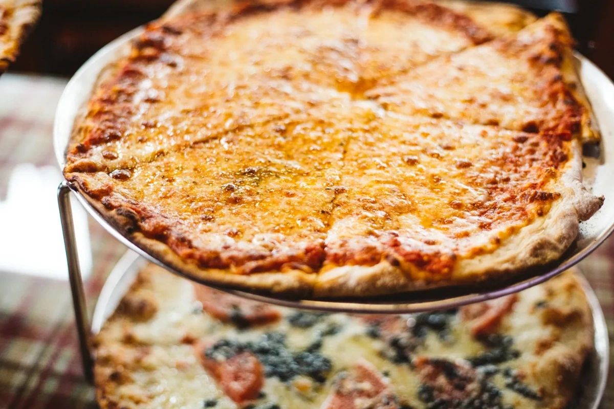 BrownJugChelsea's tweet photo. Did you know that Neapolitan pizza, like the one we serve at The Brown Jug, is known for its thin and crispy crust? It's made using a traditional dough recipe that requires a high temperature wood-fired oven to achieve that perfect texture. 🍕✨ #ChelseaMA #TheBrownJug https://t.co/vY5DQqJjx9