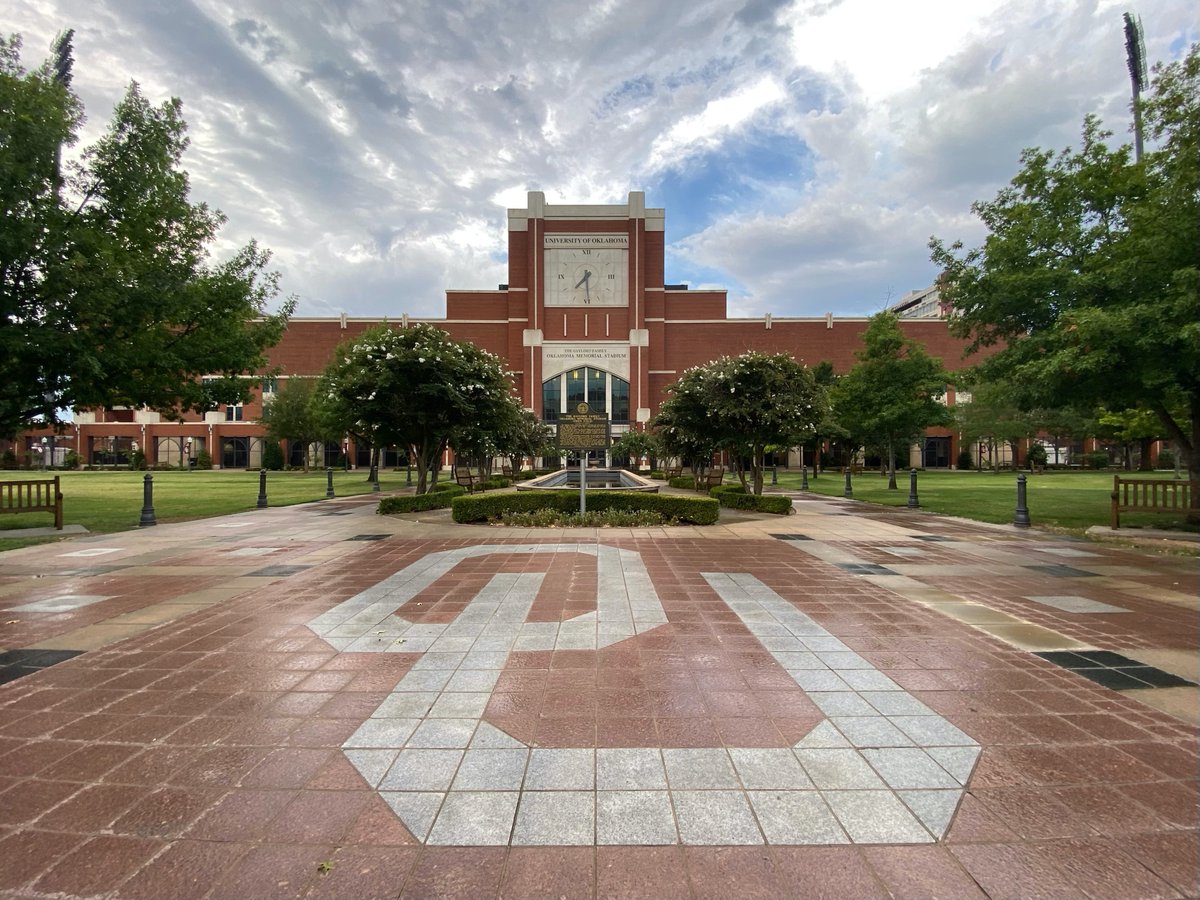 PalmeriJoAnn's tweet photo. A quiet campus the day before #OUMoveIn23 with class #OU2027 #CampusBeautifulByDayAndNight #MondayMotivation #LibrariesFromTheOutside https://t.co/tnbhpFngnz