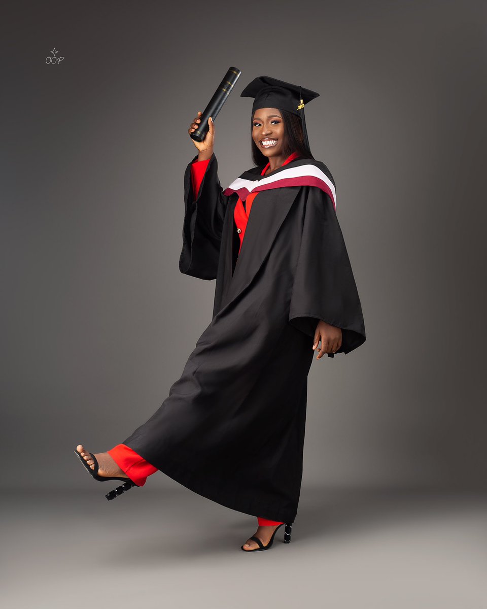 blosomtechsiast's tweet photo. a week ago, God did a thing!
- best graduating student, software engineering department (4.84/5)
- BSc Software Engineering (First Class Honors)
against all odds and uncertainties, bagged these at 18!
so happy, so proud🥹❤️ https://t.co/A6VAIpSgxk