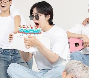 keluarga masa gitu? 
•selamat ulang tahun, ayah•

— jeongcheol four tweets au ft wonwoo n dokyeom