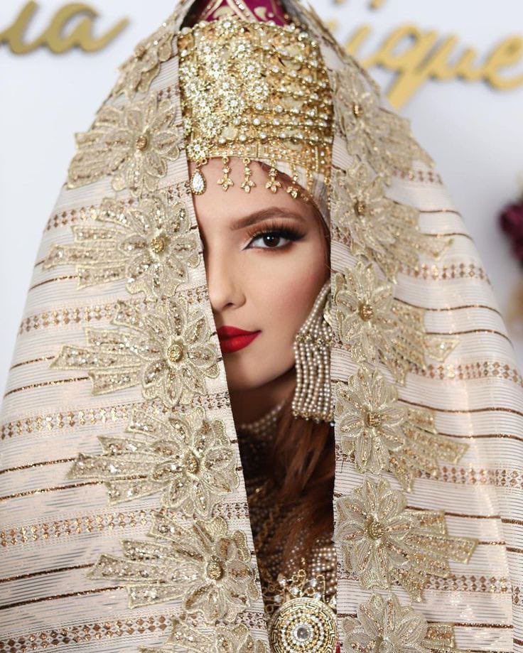 الكبرياء أن تقول الأشياء في نصف كلمة ، ألاّ تكرّر ، ألاّ تُصر . ألاّ يراك الآخر عارياً أبداً . أن تحمي غموضك كما تحمي سرك .

#الأسود_يليقُ_بكِ