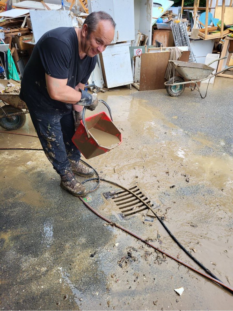 petrinjo500's tweet image. Bedak! A to se v odvodni jašek zliva!? Ni jim pomoci, tem tipom.
Zakaj  pa ima nasmeh na obrazu? Ob taki katastrofi je človek ponavadi resen in  zamišljen. Oba s šefom sta samo pozerja.