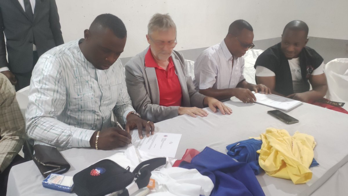 DelegationF's tweet photo. La journée des dons continue ! 
Daniel Zielienski, chef de la délégation 🇨🇵 a offert de l'électroménager et les tenues officielles aux 🏃 du centre culturel de LEMBA . Ce don permet de continuer cet héritage des @kinshasa2023

#Jeuxdelafrancophonie2023 
#kinshasa https://t.co/c31xtb3f37