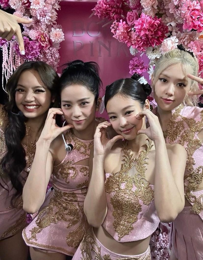 blackpinkbabo's tweet photo. Lisa IG update 💛 @Blackpink 

“Happy 7th anniversary to me and my 3 amazing girls @blackpinkofficial 7 is one of my favorite numbers and I hope this year will be a lucky one for us 💕

Love you girls and blinks so so much💫” https://t.co/n90CuZ9zjB