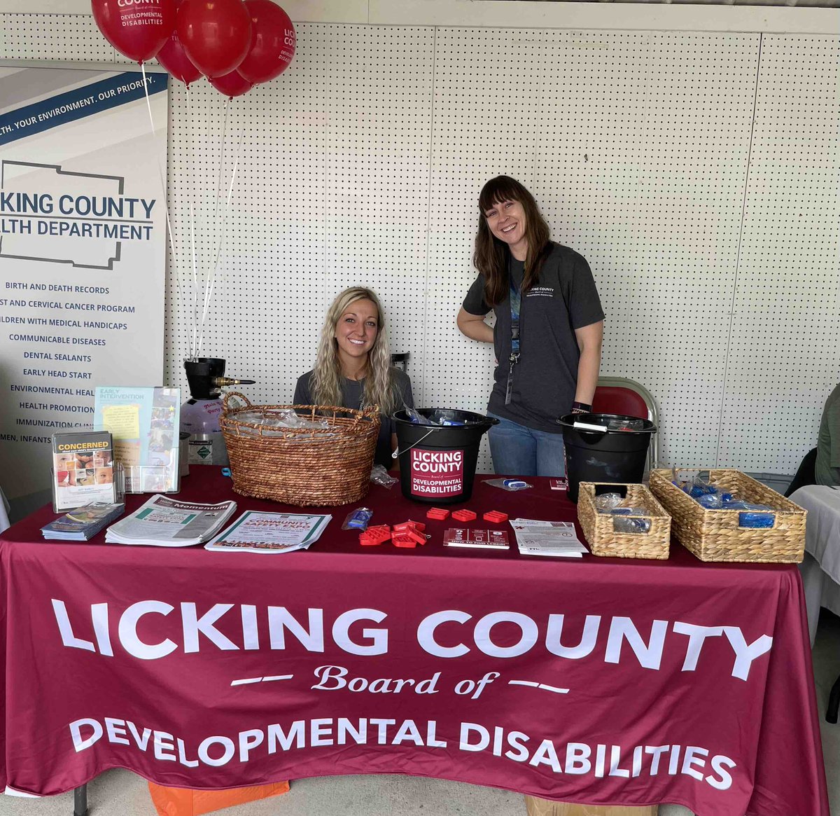 lcountydd's tweet photo. We are under the Grandstand at the Hartford Fair! Come get a balloon and say hi! https://t.co/kPij7i90vK