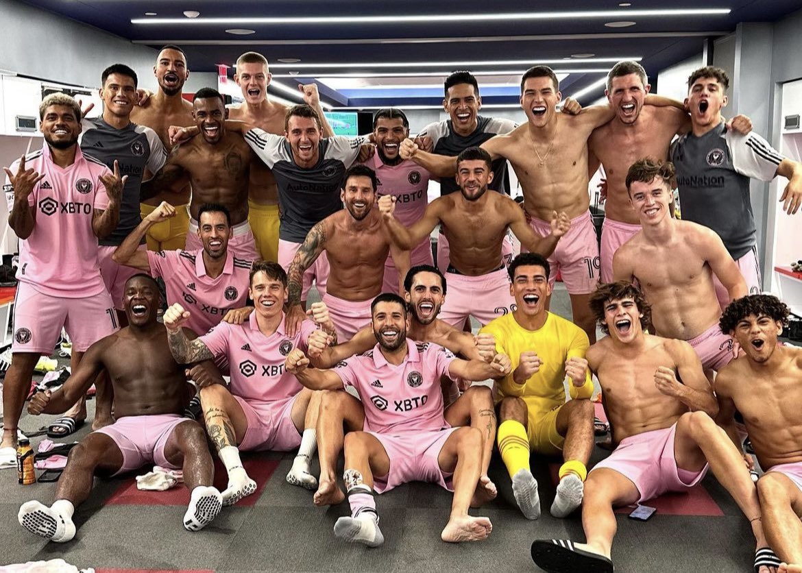 JordiAlba's tweet photo. A cuartos!!! Gran trabajo de todos, hay que seguir… 🦩💪🏻⚽️💗🖤 https://t.co/gLqlVp0kMb