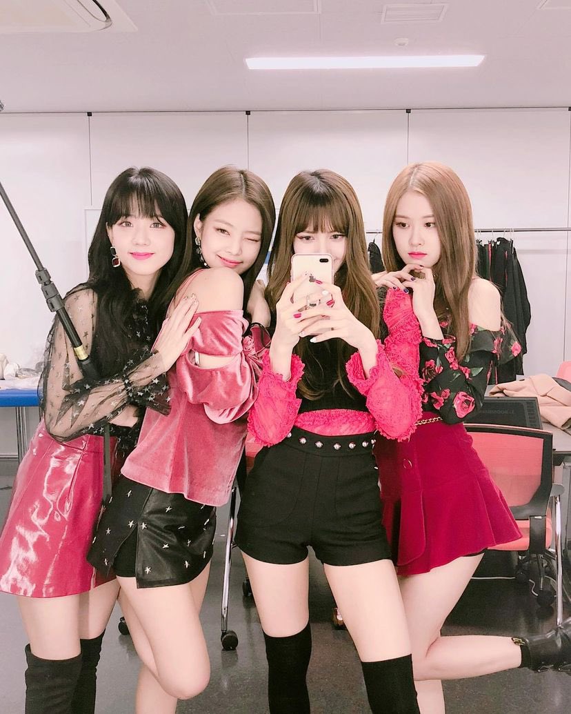 wonderpuiz's tweet photo. ลิซ่า : สุขสันต์วันครบรอบ 7 ปีของฉันและ 3 สาวที่น่าทึ่งของฉัน @BLACKPINK เลข 7 เป็นหนึ่งในตัวเลขที่ฉันชอบ และฉันหวังว่าปีนี้จะเป็นเลขที่โชคดีสำหรับพวกเรา 💕
รักสาวๆและบิ้งมากๆค่ะ💫

ALWAYS WITH BLACKPINK
#7YearsWithBLACKPINK
#FOUReverWithBlackpink https://t.co/IYdqjyX54U