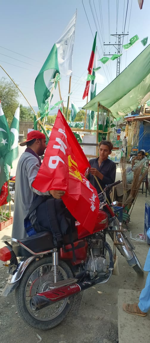 ali_tekadar's tweet photo. سواڑی بونیر میں چودا اگست کے لیے لگائے گئے سٹال میں اے این پی جھنڈے نہ ہونے پر :چاچائے سرخ جهنڈا علی سید ٹھیکیدارنے سٹال کے لیے  اے این پی  جھنڈے دیئے۔ https://t.co/dj81Ead7Ci