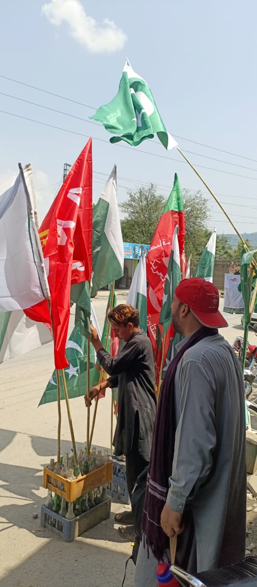 ali_tekadar's tweet photo. سواڑی بونیر میں چودا اگست کے لیے لگائے گئے سٹال میں اے این پی جھنڈے نہ ہونے پر :چاچائے سرخ جهنڈا علی سید ٹھیکیدارنے سٹال کے لیے  اے این پی  جھنڈے دیئے۔ https://t.co/dj81Ead7Ci