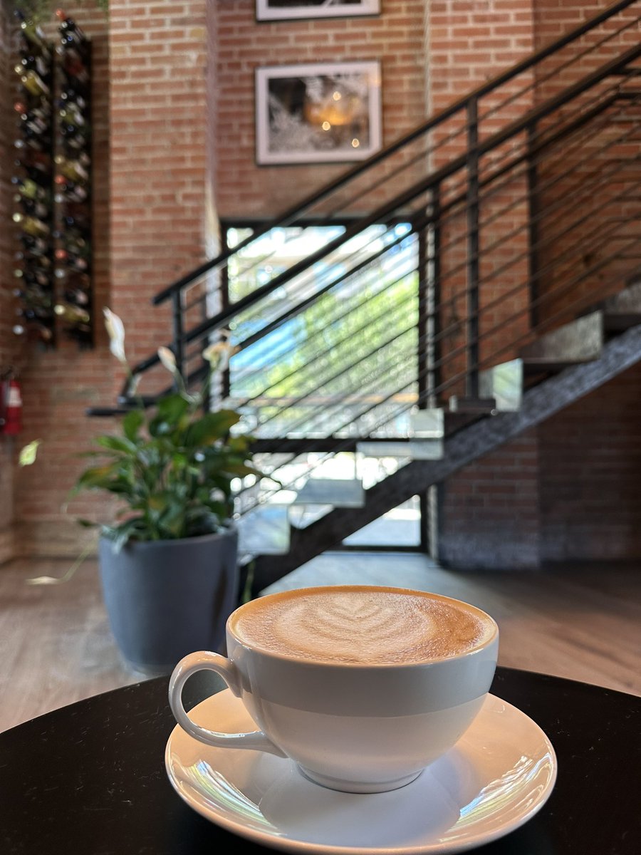 First time back here since it used to be Rosella’s, and it’s beautiful! ☕️ 

I didn’t even know Commonwealth was moving in until I <a href="/ChristinaSBG/">Christina Jovanna Olivarez</a> said something lol.