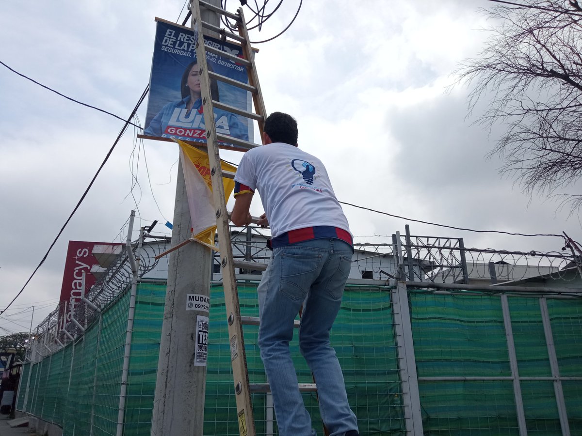 emprendelectri's tweet photo. Nuestros Emprendedores Eléctricos se encuentran colaborando en la distribución de la publicidad de @LuisaGonzalezEc y @ecuarauz binomio ganador en los sectores establecidos por el @distrito2gyeOf.
@JorgeGlas @titomezam
#EcuadorMuyMuy
#LuisaMiPresidenta
#AllYouNeedIs https://t.co/xSQdwEhseS