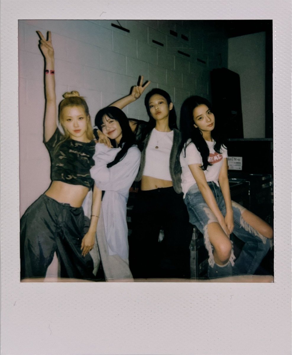 eonelarn's tweet image. bakit kada anniversary niyong apat, palabuan ng pictures na p-in-opost sa ig? CHARET!! ily 4ever girls ♡♡♡ sticking with you, 4, until forever ^______^ 

#7YearsWithBLACKPINK