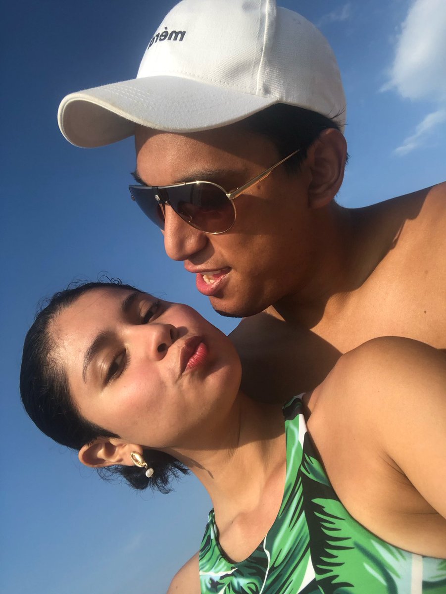 carmnpena's tweet photo. suena ojitos lindos de bad bunny en el fondo ☀️🐚🤍 https://t.co/Ik6R1P68gE