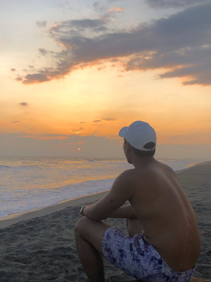 carmnpena's tweet photo. suena ojitos lindos de bad bunny en el fondo ☀️🐚🤍 https://t.co/Ik6R1P68gE