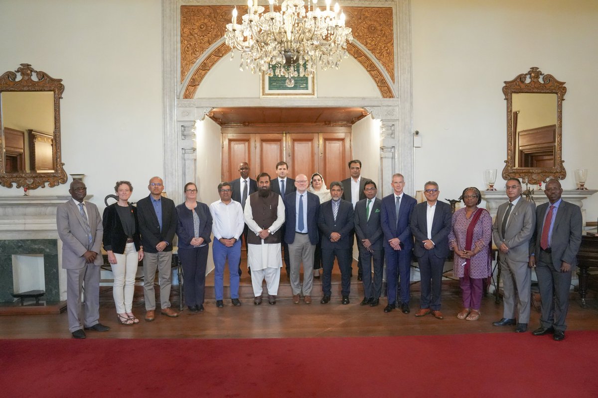 WHOEMRO's tweet photo. "During my recent visit to #Pakistan I was heartened to meet the #polio teams and learn about how they tackle the final challenges. The 6 months ahead are formidable but with rigorous collective action we can reach #ZeroPolio."
- Dr Ahmed Al-Mandhari
#HealthForAll_ByAll https://t.co/D3jxTzWiGf