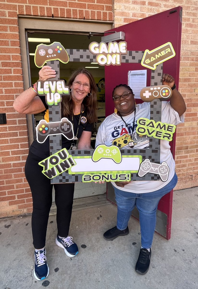 APSimpson2022's tweet photo. What a great kick off to our first day!

Proud to be a Viking!!!

@Brentwood_STEAM !
@EISDofSA 
#GoBigGoEdgewood 
#ThinkPlayWinEISD
#EdgewoodProud
#VikingStrong https://t.co/0iPPGyB8nP