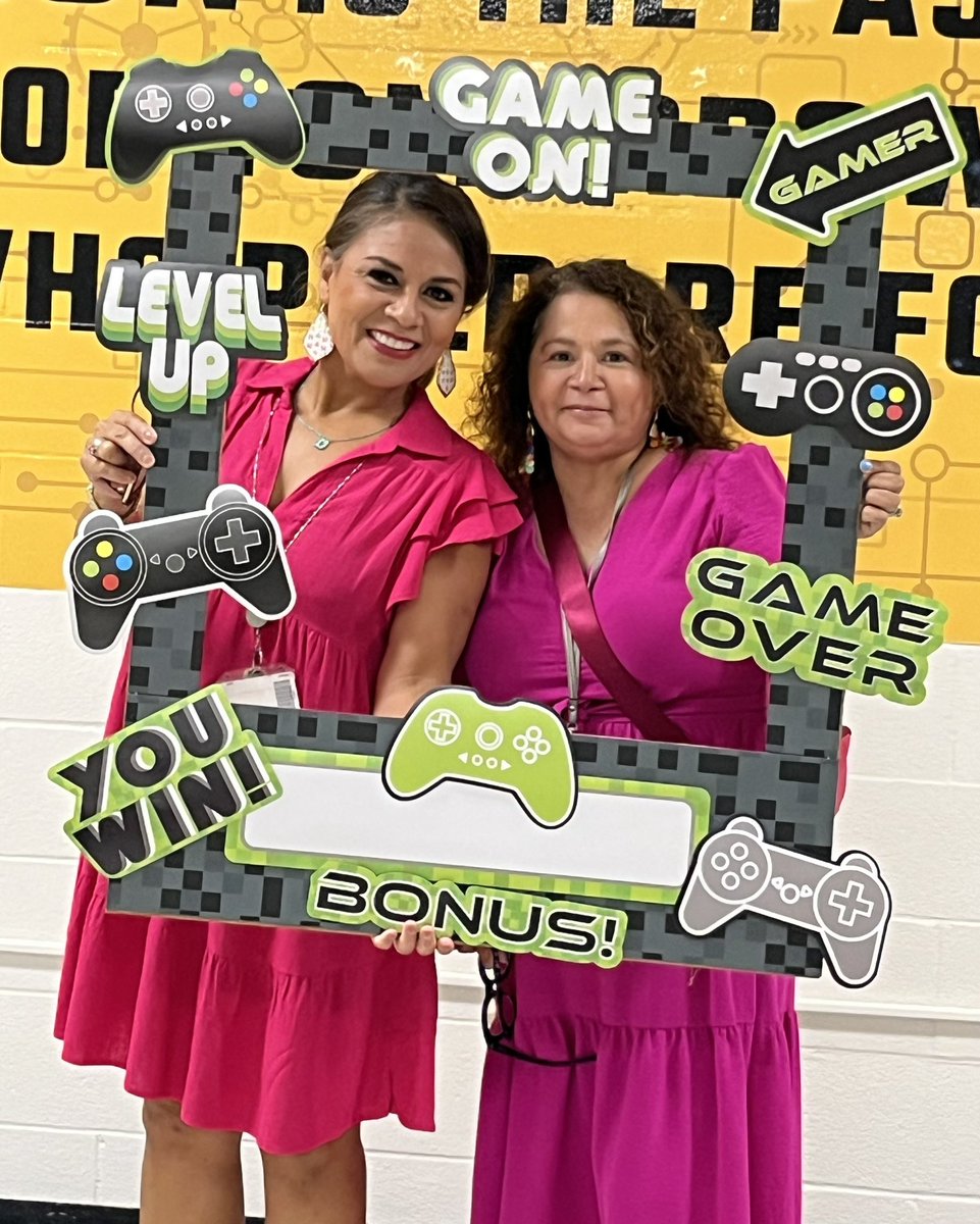 APSimpson2022's tweet photo. What a great kick off to our first day!

Proud to be a Viking!!!

@Brentwood_STEAM !
@EISDofSA 
#GoBigGoEdgewood 
#ThinkPlayWinEISD
#EdgewoodProud
#VikingStrong https://t.co/0iPPGyB8nP