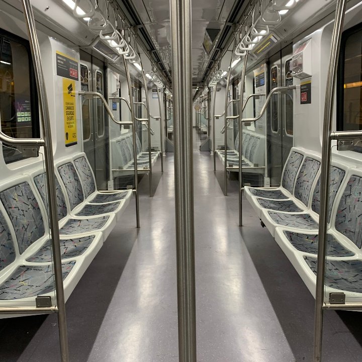 Me dices q los porteños prefieren ir en estás cabinas antes q en es subte rojo aesthetic con razón son todos raritos