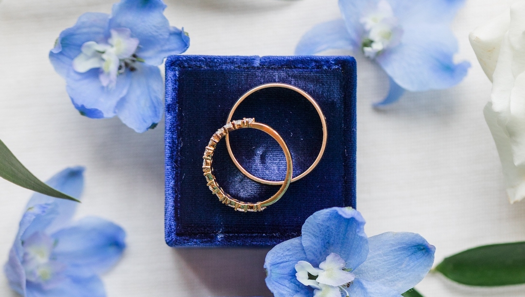 This week, we highlight blue, making use of careful desaturation of rich tones, nighttime details made possible by blue hour, details captured by Magmod-ified flashes, the coolness of natural daylight, and more. l8r.it/6MKp  

#creativephotography